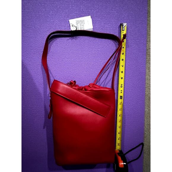 Italian Leather Bucket Bag in Red Drawstring pouch Shoulder strap NEW Handbag - Picture 3 of 9